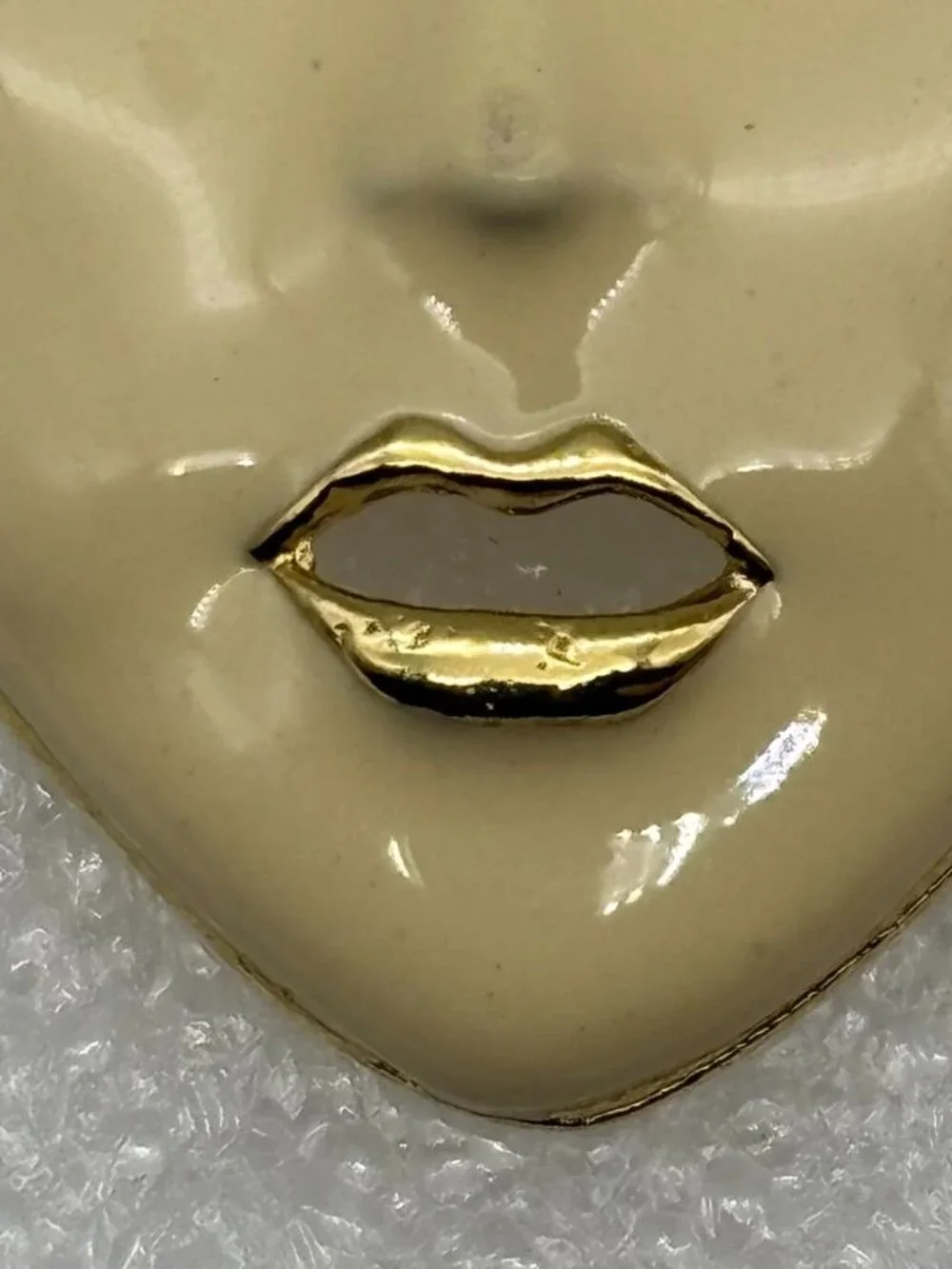 Vintage Masquerade Mardi Gras Mask Brooch Cream Black Enamel Gold Tone Unbranded